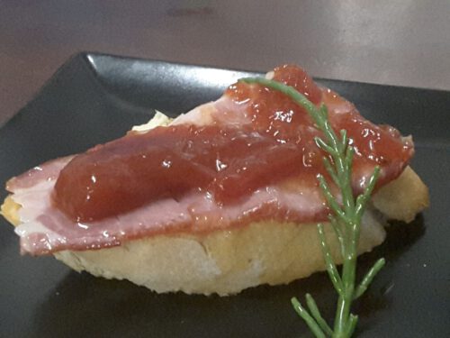 presentación presa con queso azul y con tomate pera confitado